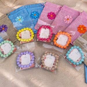Kleurrijke elastische kralenarmbanden met cadeauzakje