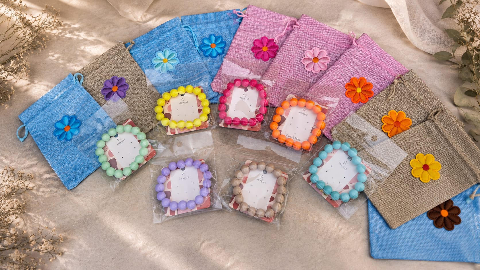 Kleurrijke elastische kralenarmbanden met cadeauzakje